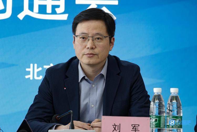 与袁导有师徒之谊的甄子丹，特意在片场为八爷开心庆生。