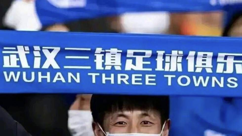剧照中，沈腾带着无框眼镜全神贯注的吃面，一扫曾经的谐星形象。