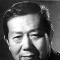 万茜这波“宠粉”行动收获了无数好评，之间她面前摆有成盒的小龙虾和大把的烤串，让人隔着屏幕都能流出口水。